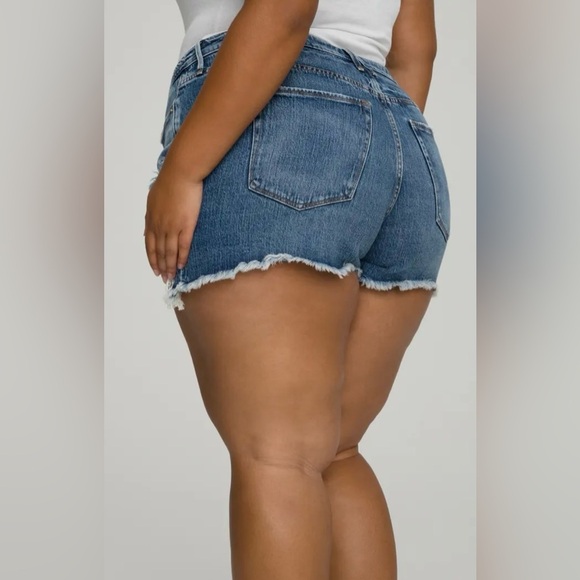 Good American Bombshell Cutoff Denim Shorts in Blue646 Plus Size 26 - Picture 2 of 8